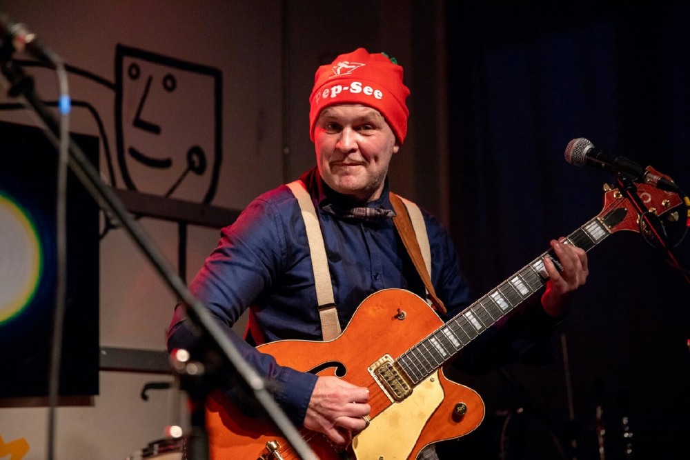 Неуправляемая тележка несется с горы