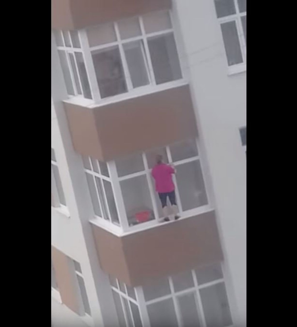 Голая в окне на Тверской