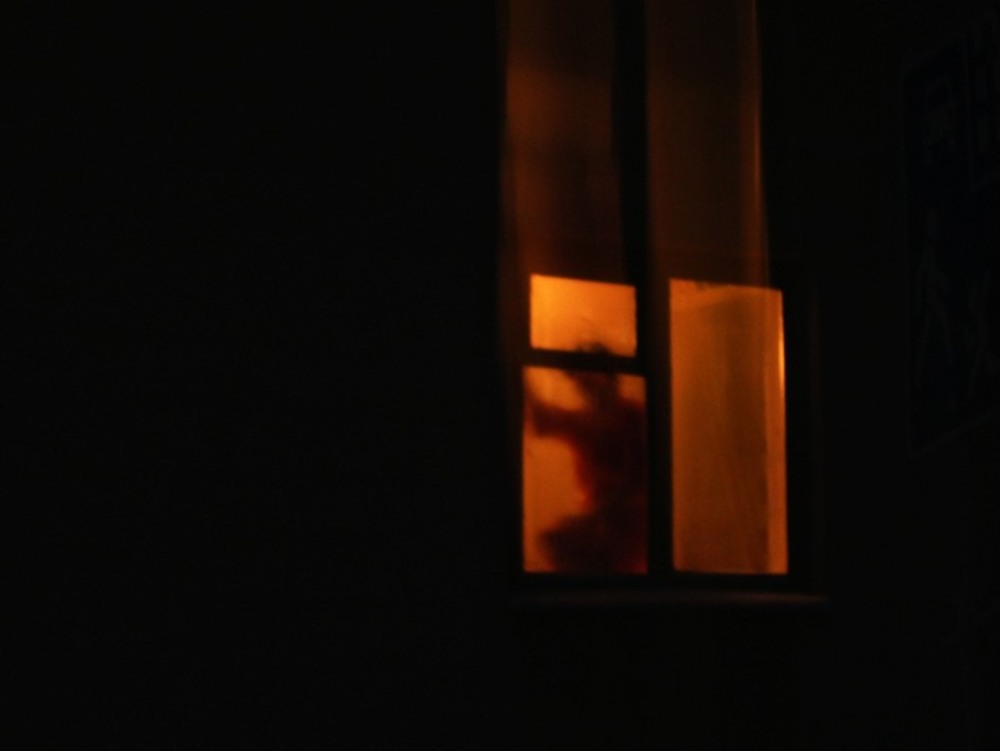 Девочка у окна