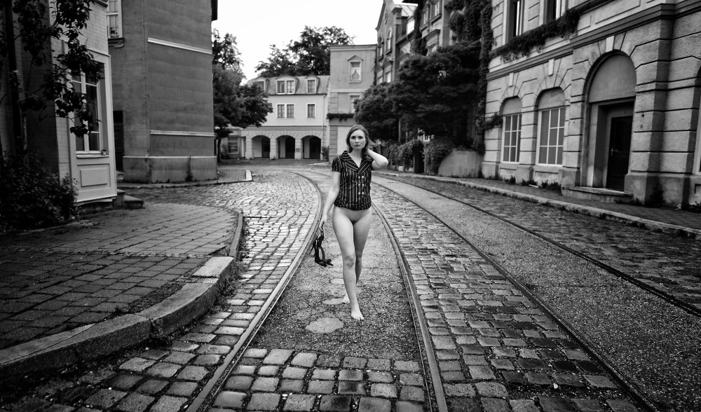 Фотосессия ню в ночном городе