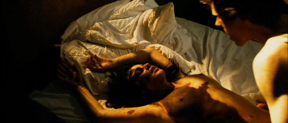 Лаура Доннелли сцеживает молоко с груди - Чужестранка (2014)