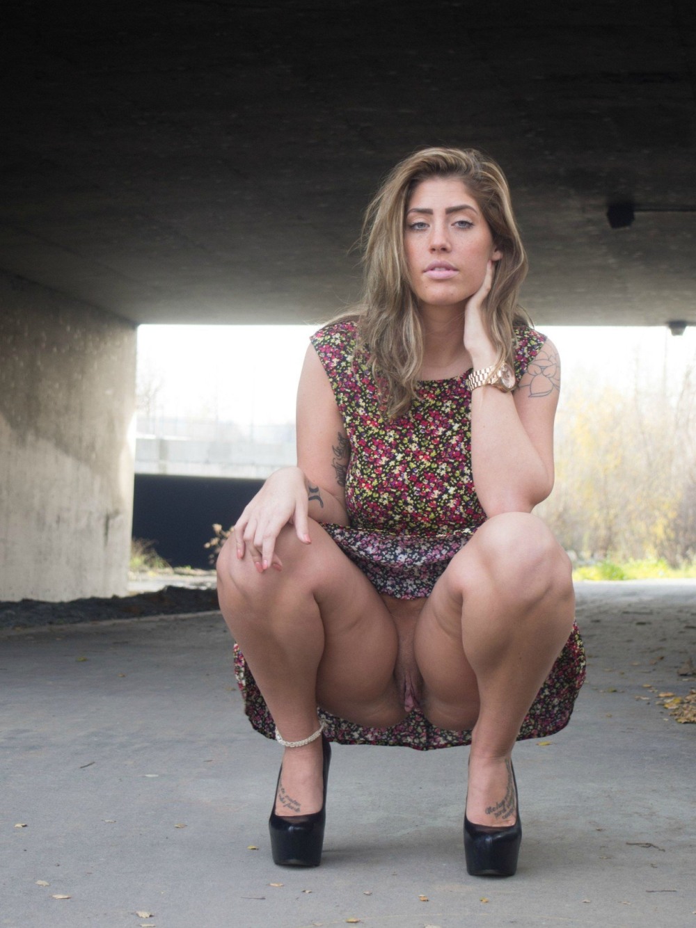 Девушки без трусов ссут