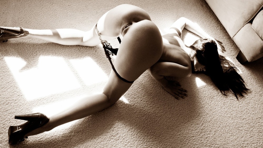 Голые девчонки стоят рачком