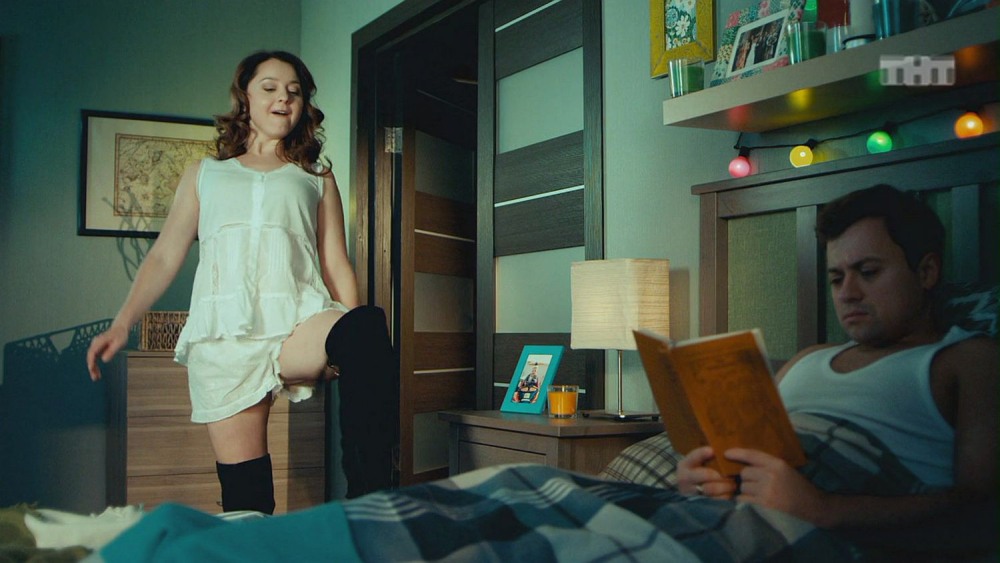 Позирует дома