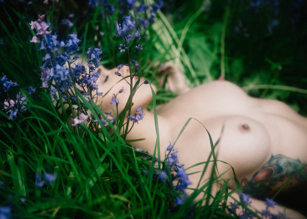 Эротическая фотосессия в цветах