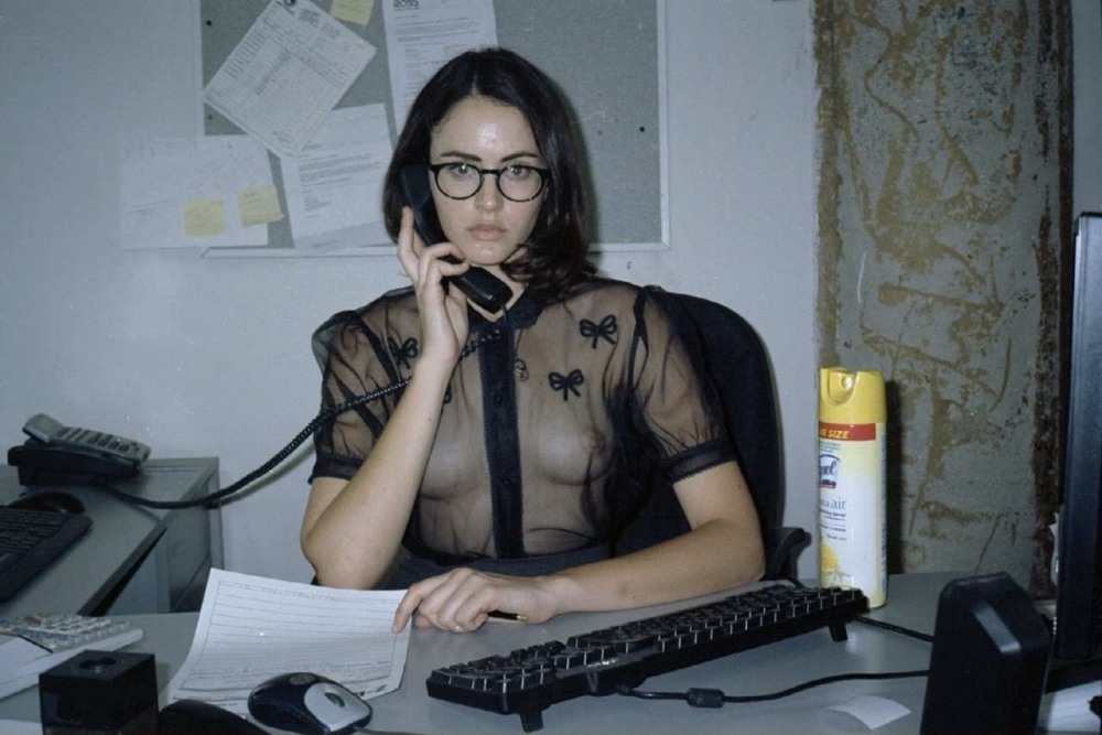 Раздели девушку в офисе