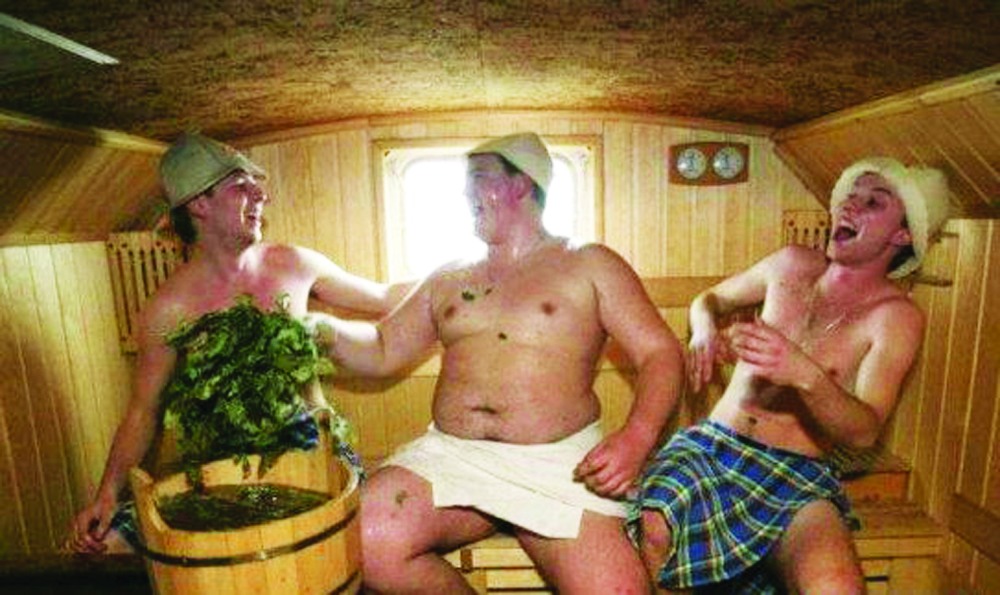 Мужская компания в сауне