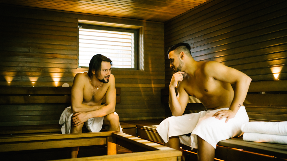 Красивые мужчины в бане