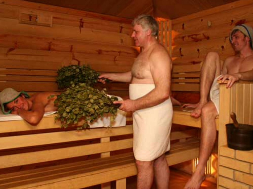 Веселые мужчины в бане