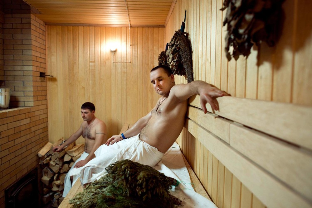 Красивые мужчины в бане