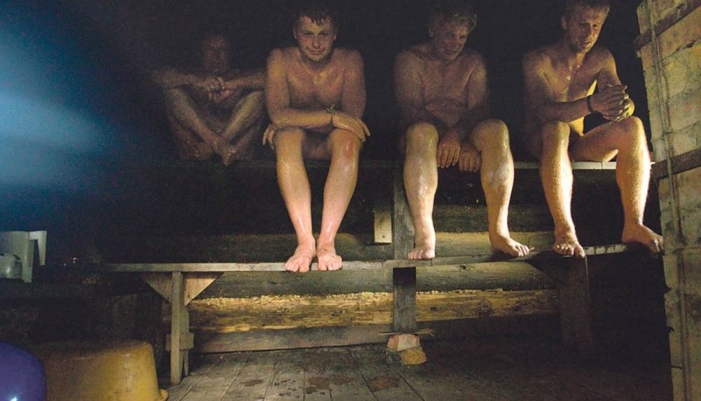 Молодые парни сауна