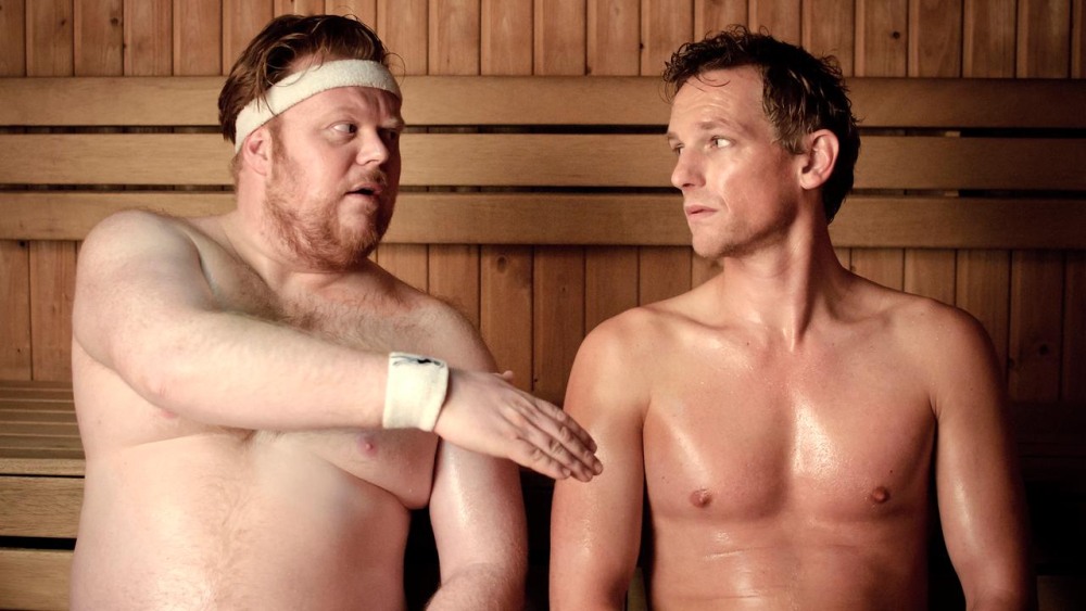 Накаченный мужчина в бане