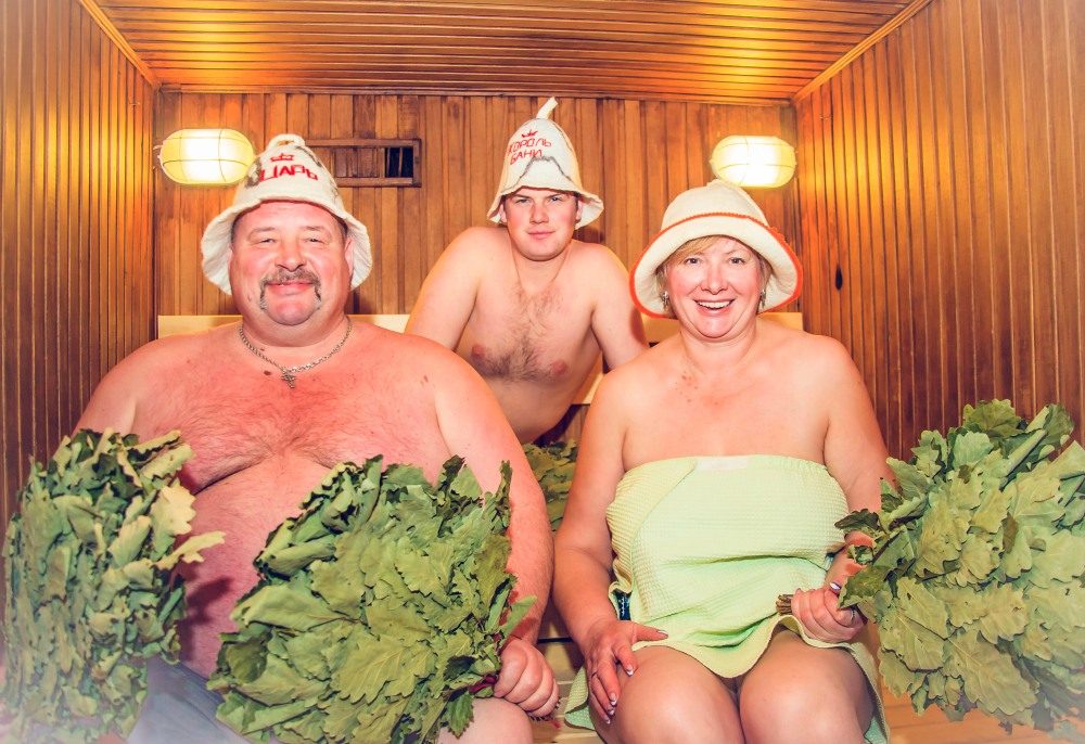 Мужик голый в бане в трусах