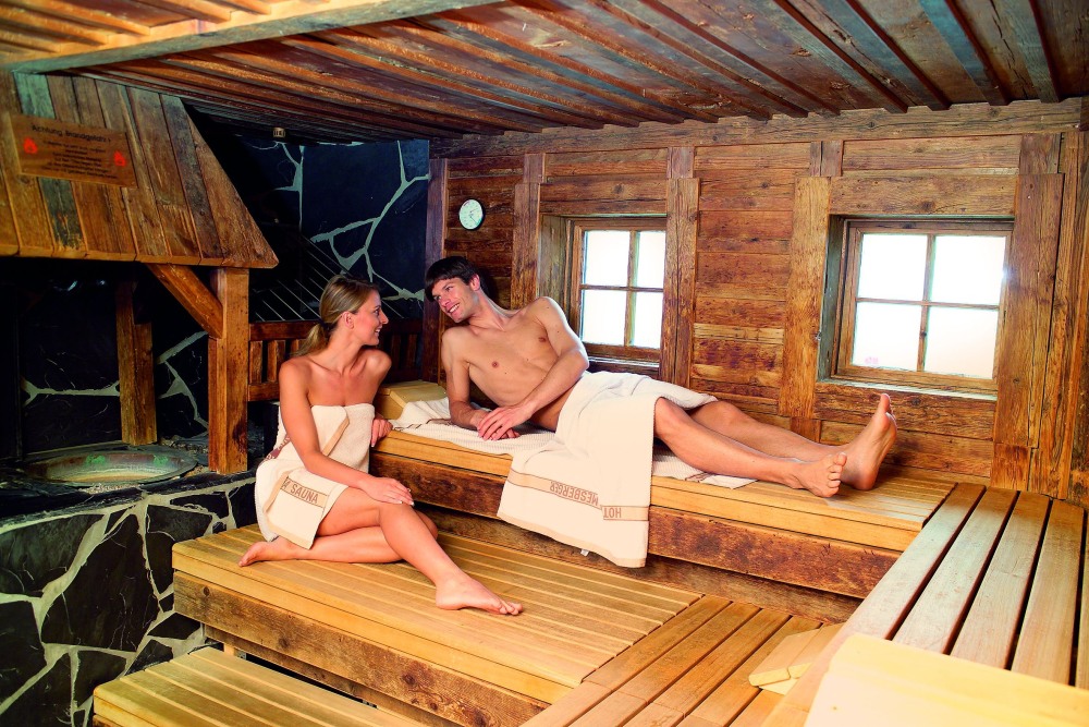 Парни в бане с веником