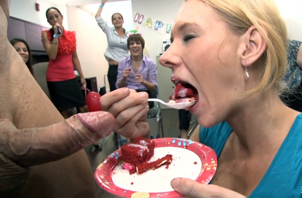 Девкам кончают в тарелку с едой