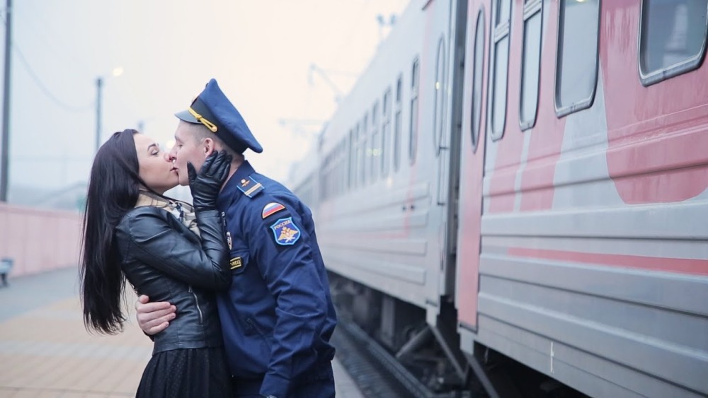 Девушка провожает парня в армию