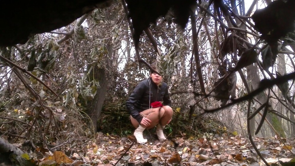 Девушка какает в парке