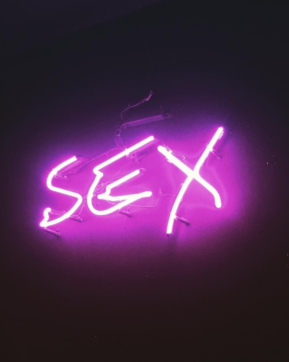 Красная надпись хентай