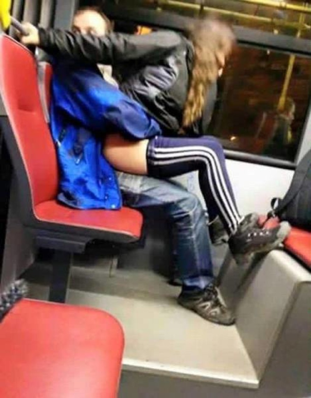 лапают девушек в метро за жопу фото 40
