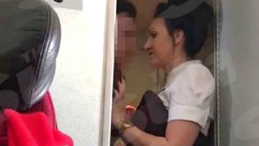 Мастурбация в туалете самолета