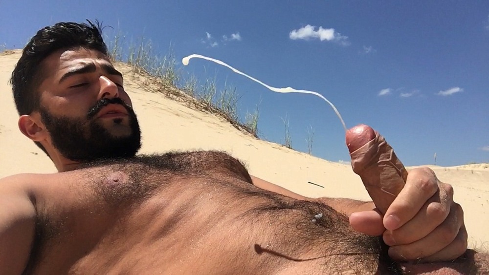 Подрочил на девушку на пляже