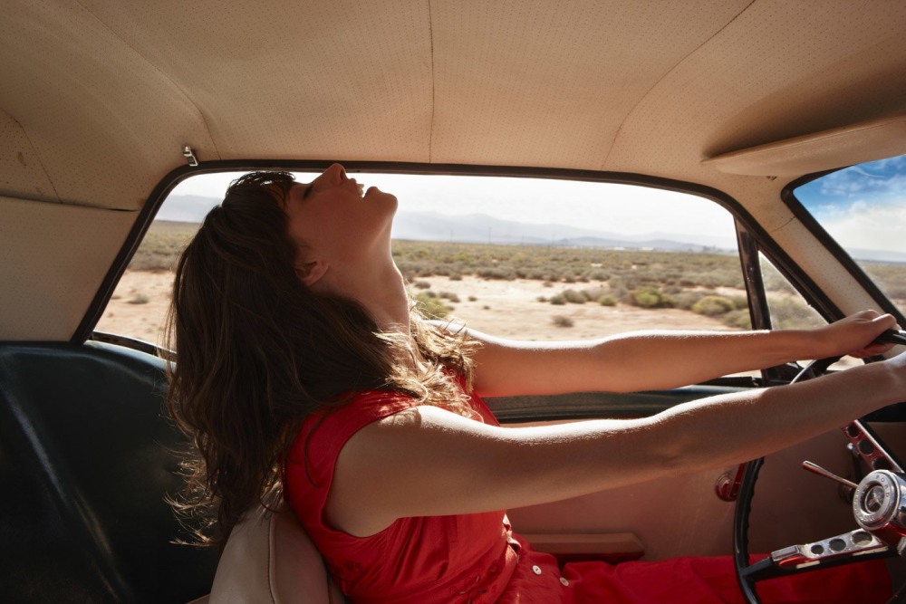 Девушка едет за рулем