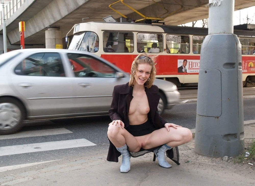 Жена без трусиков в магазине