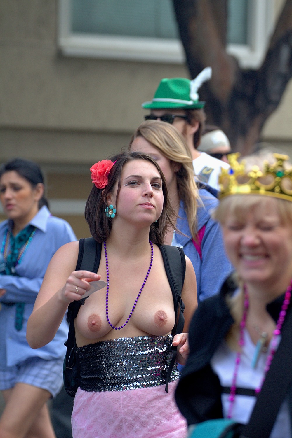 Сиськи вываливаются из платья