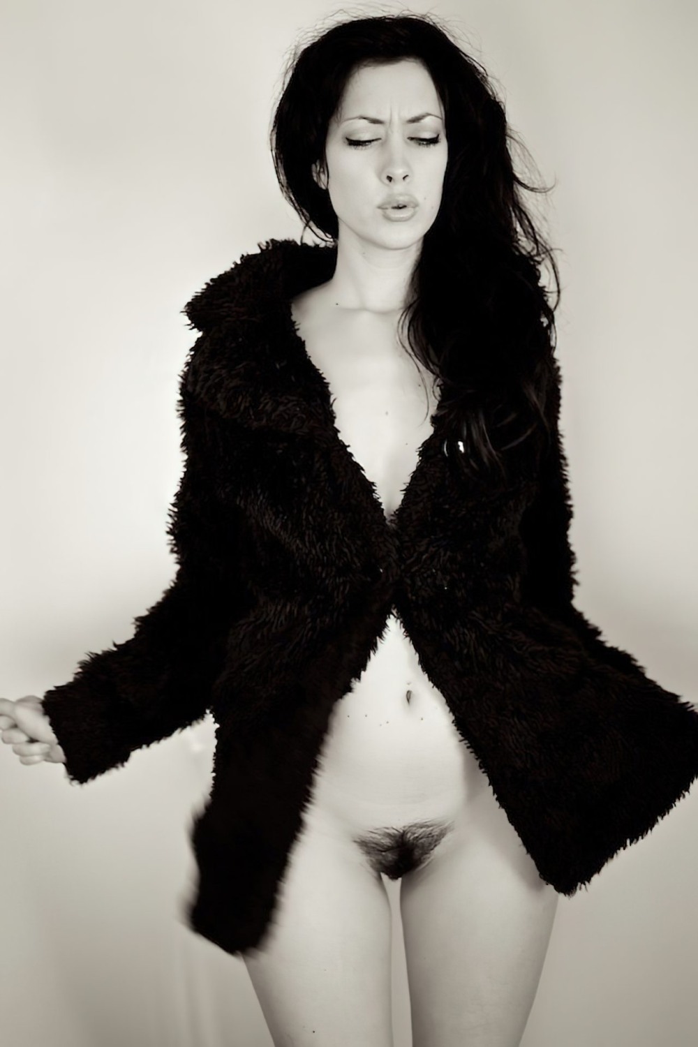 Голые женщины в меховых шубах