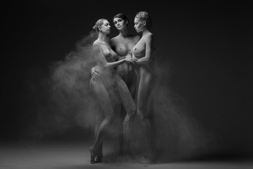 Голые в карнавальных масках