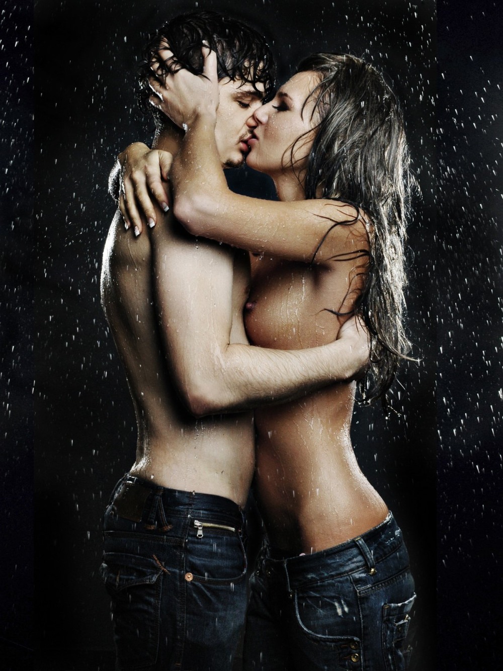 Лесби девушки обнимаются в кровати