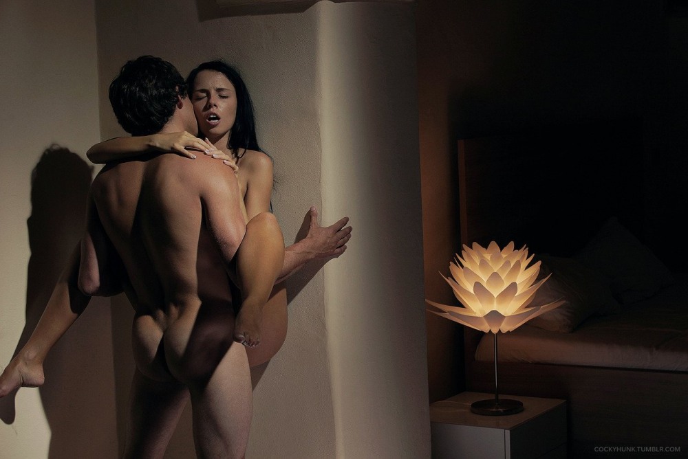 Страстно прижал к стене