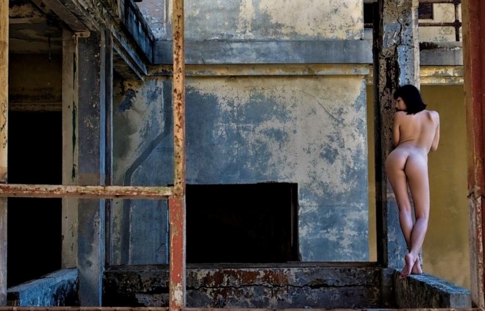 Голая выглядывает из окна