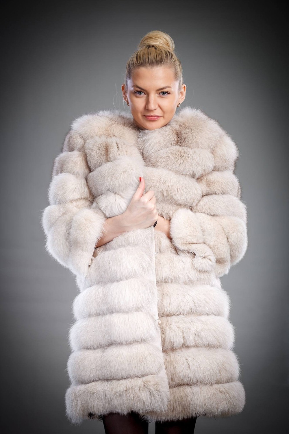 Королева девушка в шубе