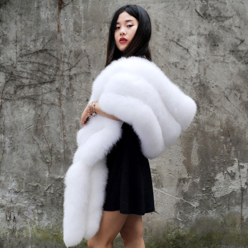 Девушка в песцовой шубе