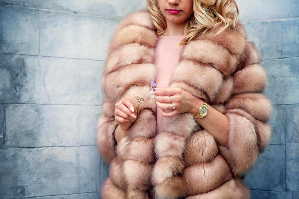 Лаура Вартанян голая в мехах