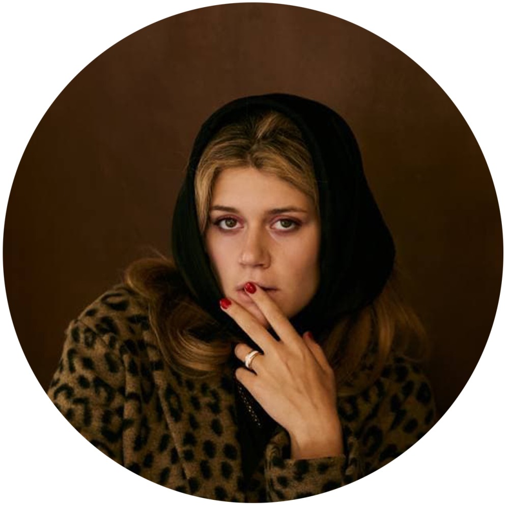 Ксения Соло синяя книга в белье