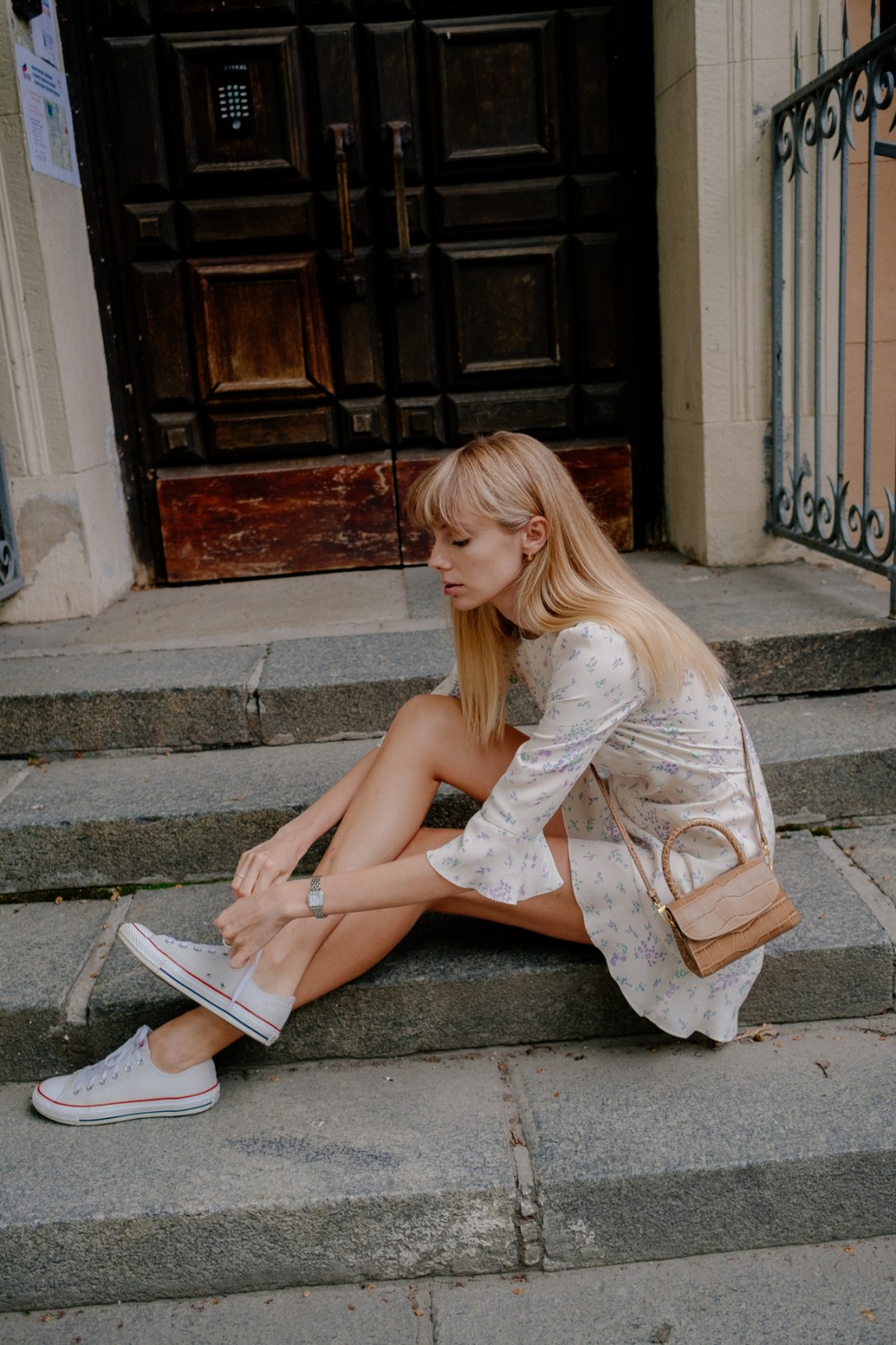 Миниатюрная брюнетка с маленькой грудью ню домашнее