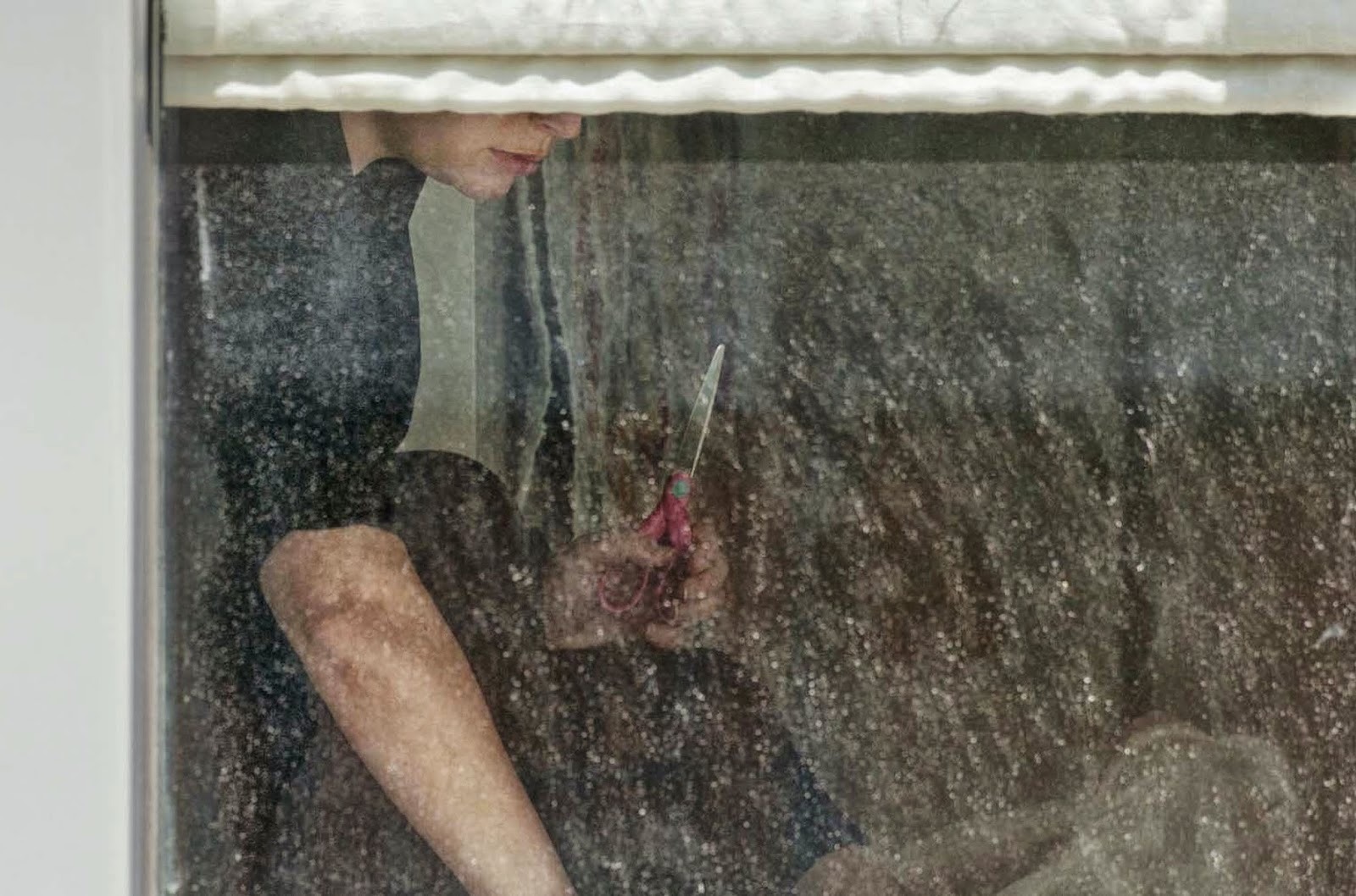 Девушки подглядывание. Заметила как он подглядывал. Кот подсматривает. Подглядывание девочки. Окна напротив.