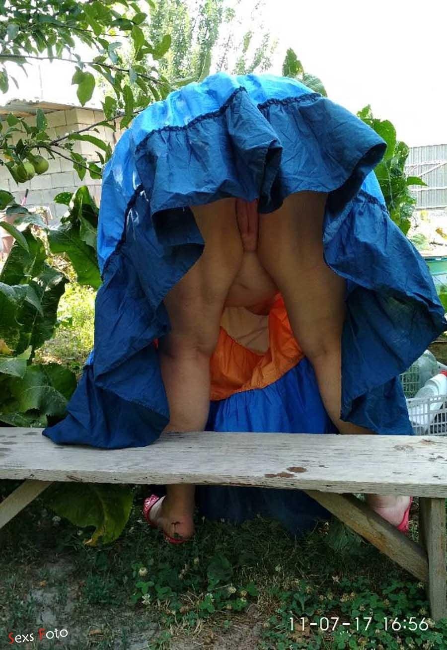 Бабушка на огороде без трусов (46 фото)