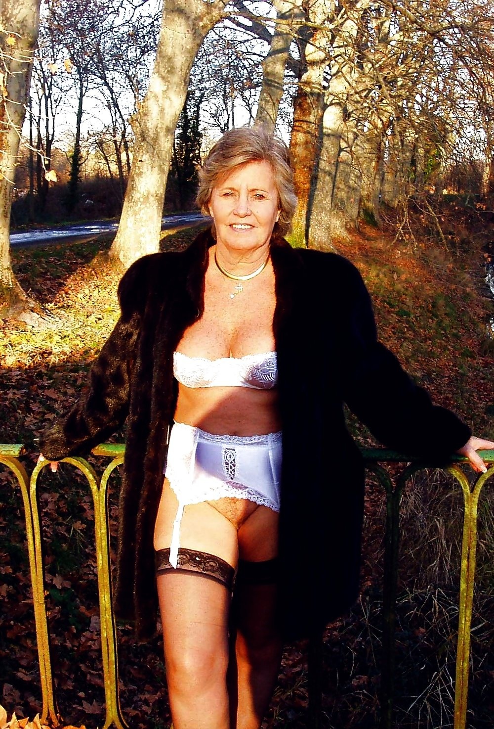 Голые бабы в зимних шубах