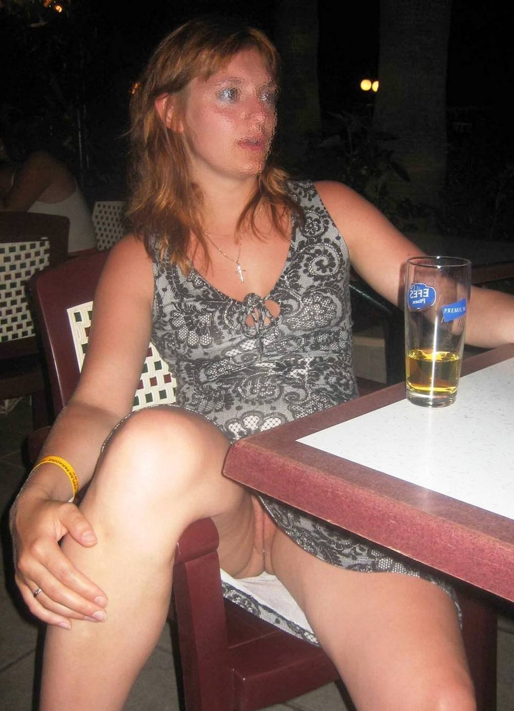 Пьяная в юбке без трусов