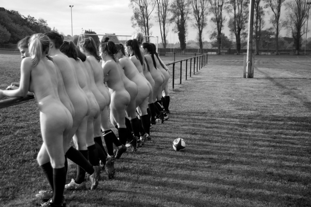 Девушка бежит по пляжу голышом