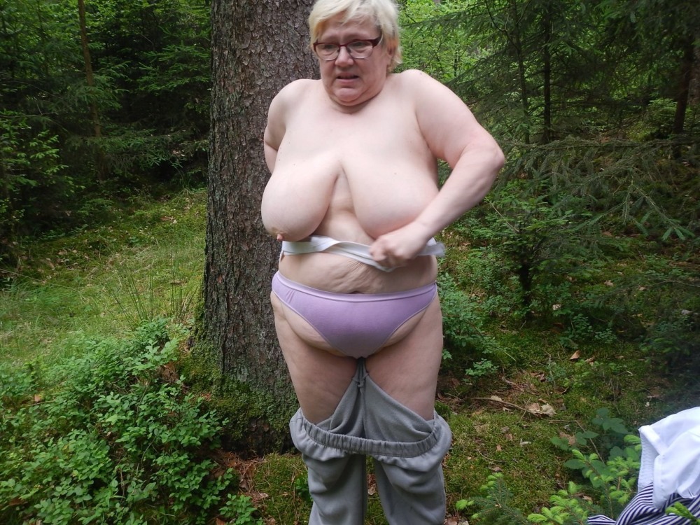 Старые голые бабки на огороде