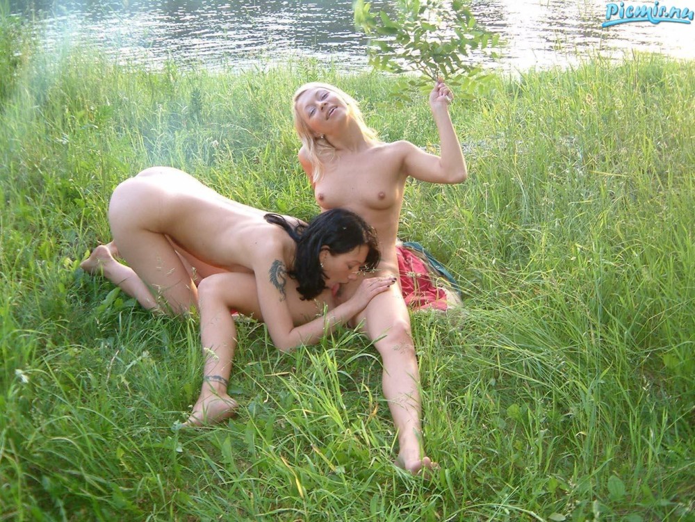 Голые женщины на реке трах