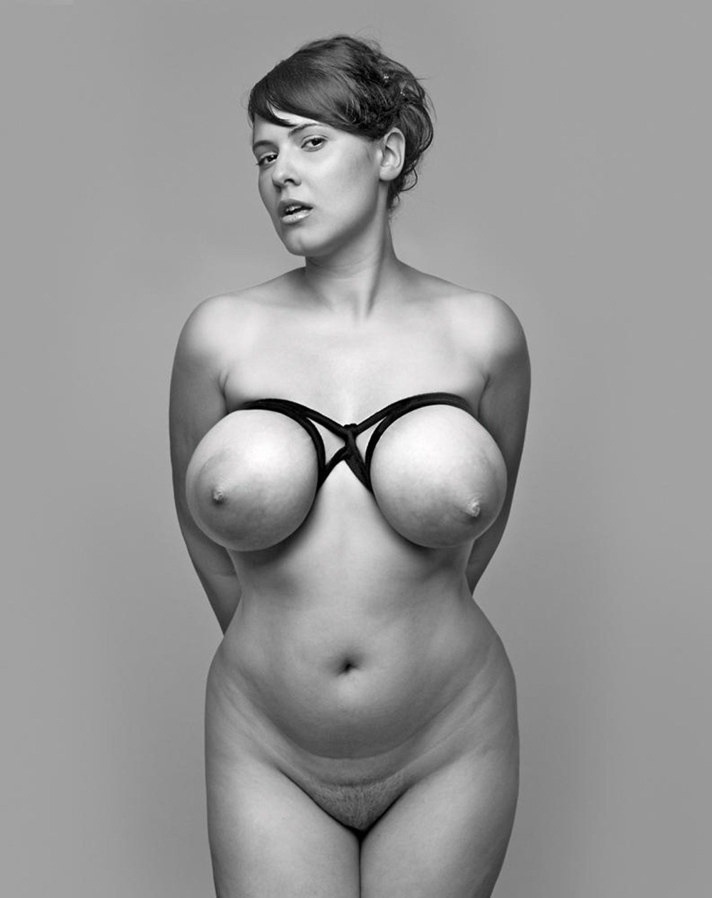 Необычная фигура девушки ню