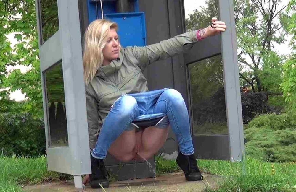 Девушка пописала на улице