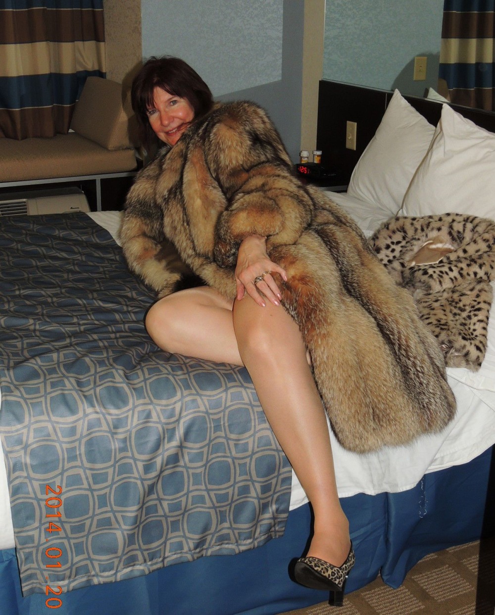 Взрослая голая женщина в шубе