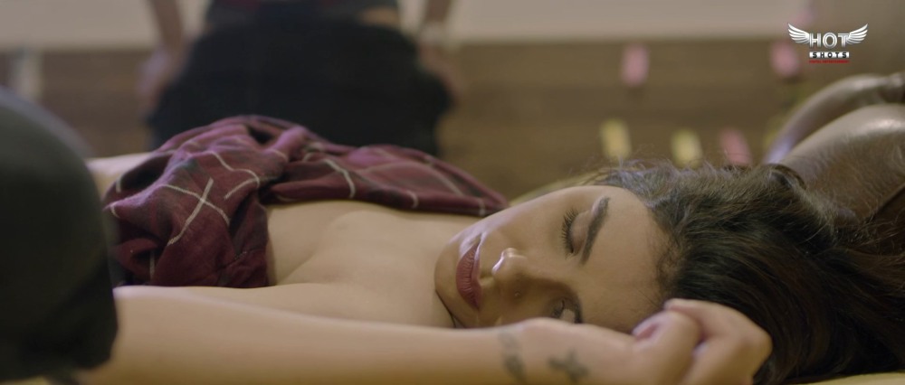 Блондинка в джакузи