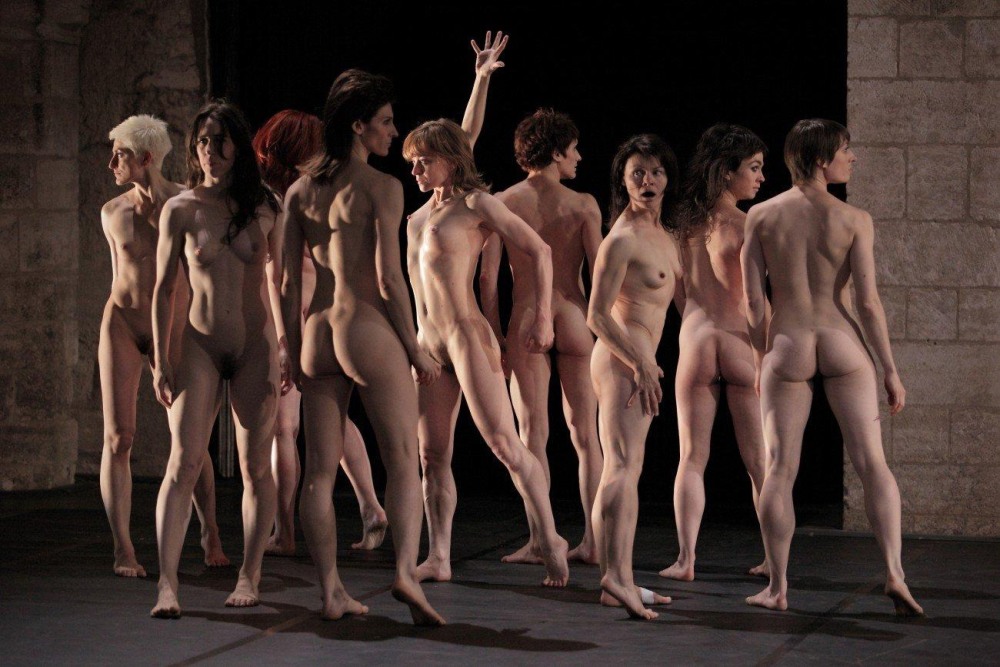 Современные танцы голышом